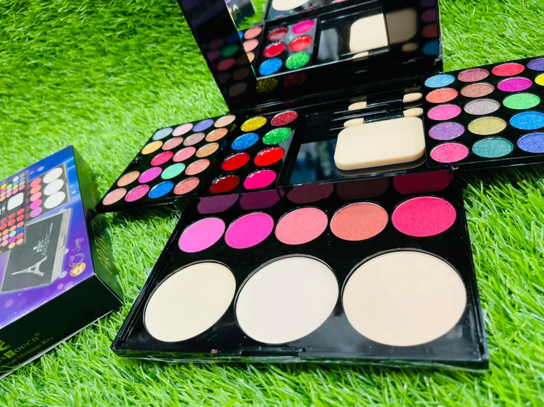ARTISTIC FULL MAKEUP PALLETE P133 MATTE EYESHADOW PALLETE buy online in Pakistan