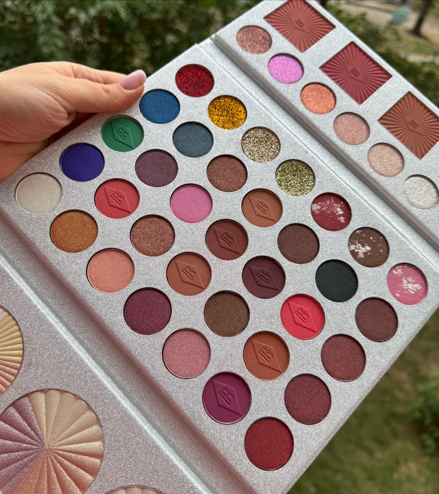 Muicin White Blusher & Eyeshadow Palette 51 shades buy online in Pakistan