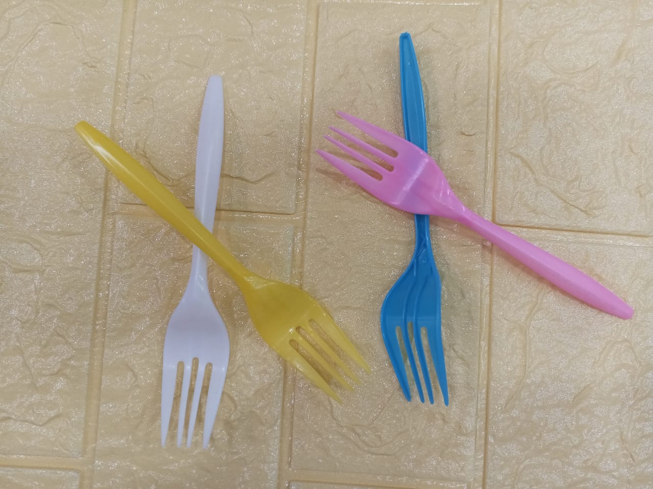 24pcs Imported Disposable Plastic Fork Party Cutlery Fork Birthday Party Tableware for Cake Dessert (Mixed colour)