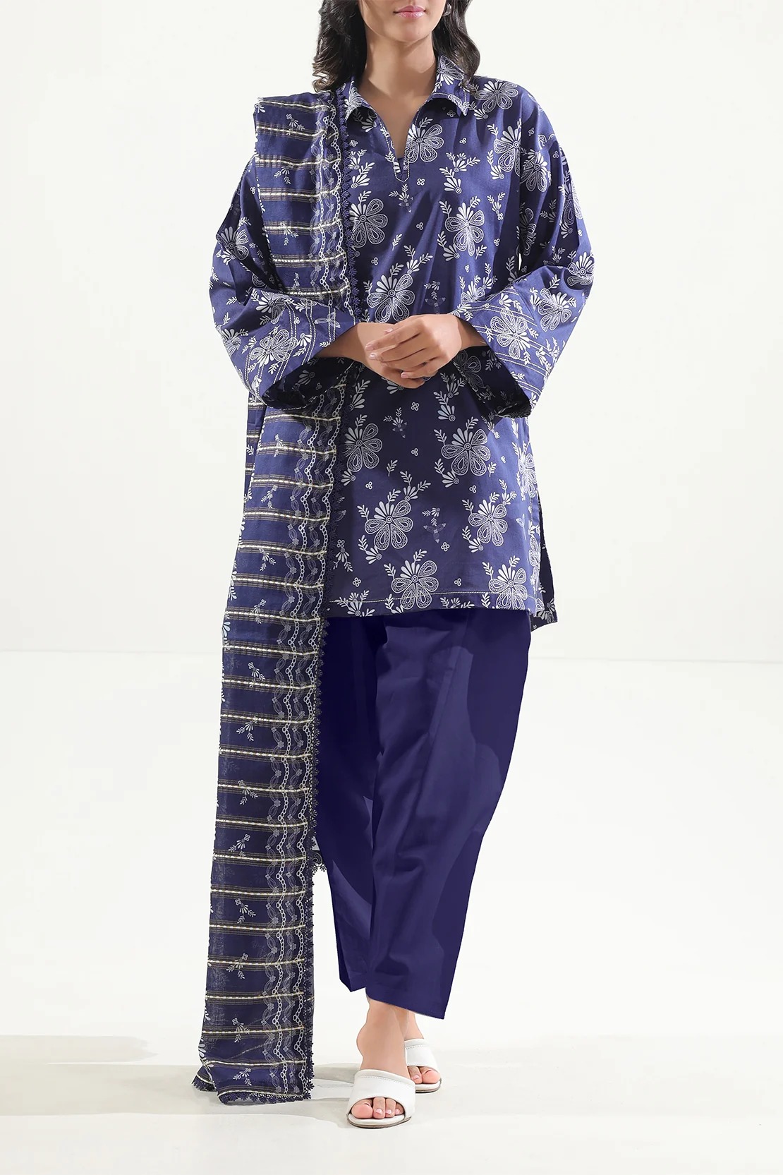 Saya Unstitched Printed Lawn 3 Piece - Apparel Accessory Designed For Fashion Styling And Daily Wardrobe Routine view 3