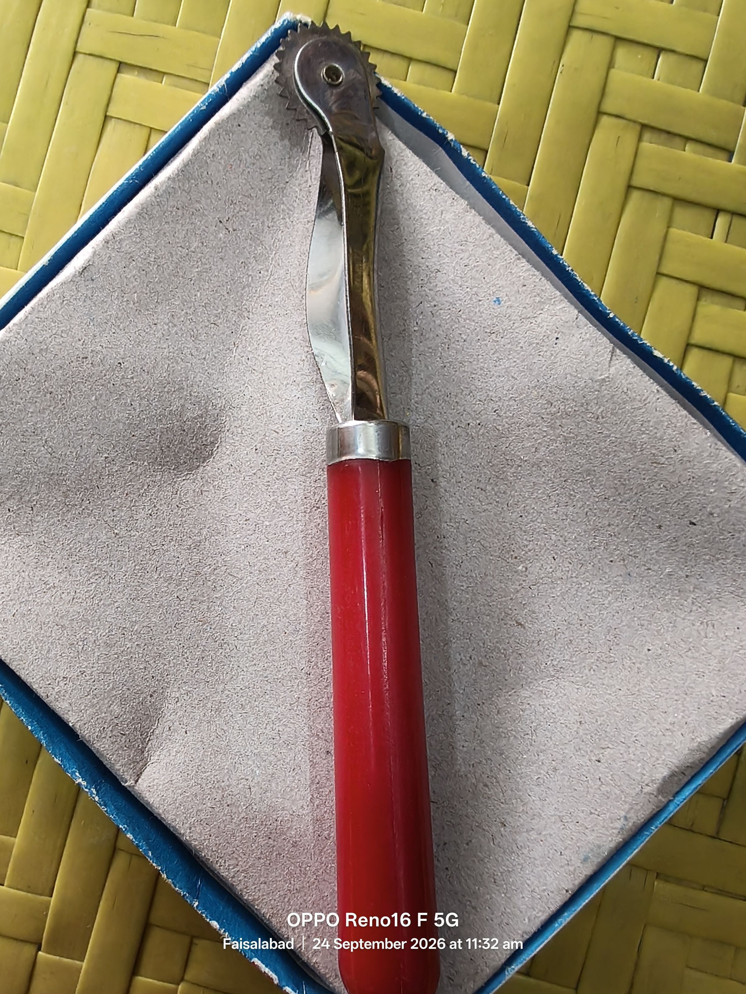 Professional Sewing Tracing Wheel with Ergonomic Handle thumbnail 3