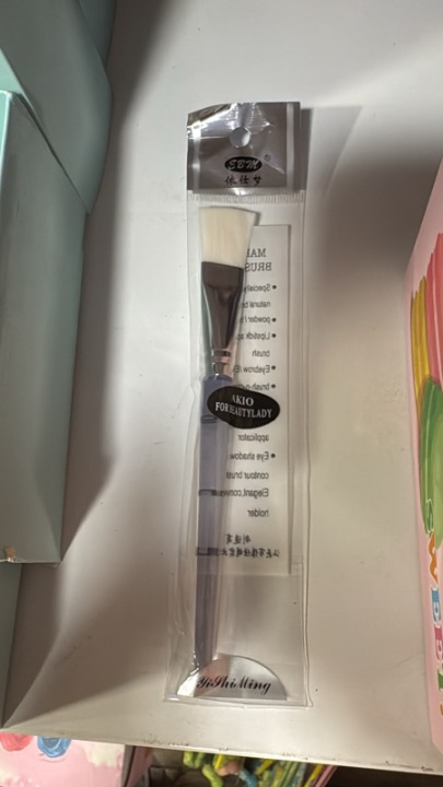 Professional Makeup Applicator Brush - Single Piece thumbnail 4